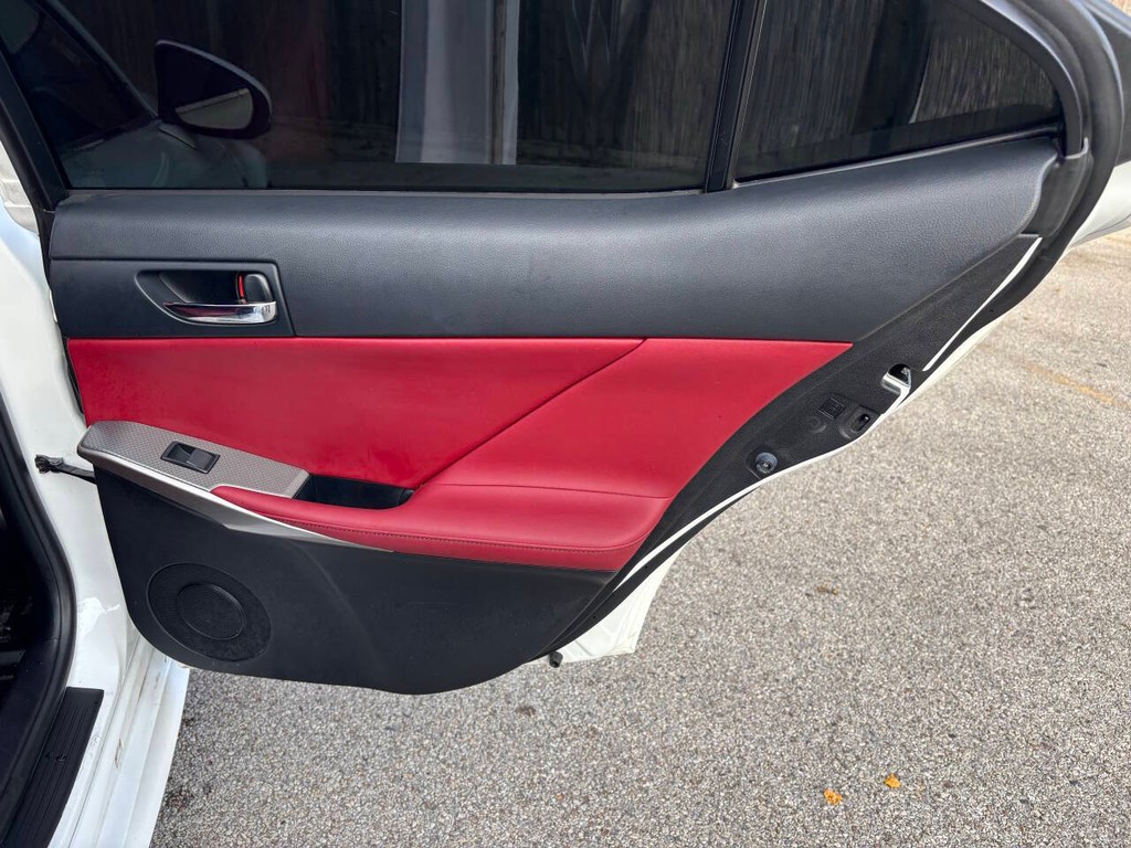 Lexus IS 200t Vehicle Full-screen Gallery Image 17