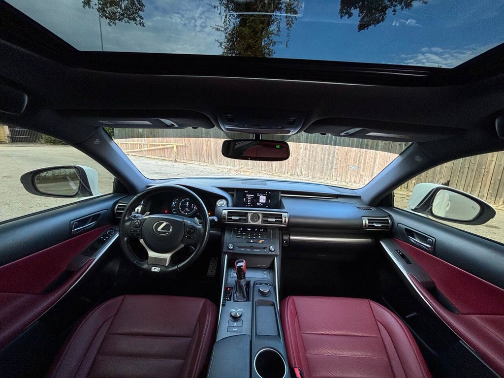 Lexus IS 200t Vehicle Full-screen Gallery Image 18
