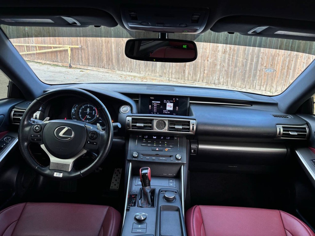 Lexus IS 200t Vehicle Full-screen Gallery Image 19
