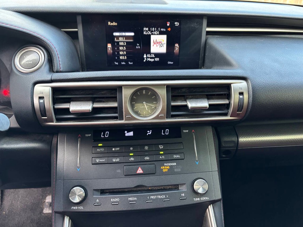 Lexus IS 200t Vehicle Full-screen Gallery Image 20
