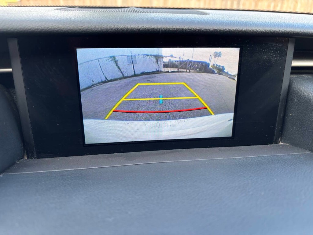 Lexus IS 200t Vehicle Full-screen Gallery Image 21