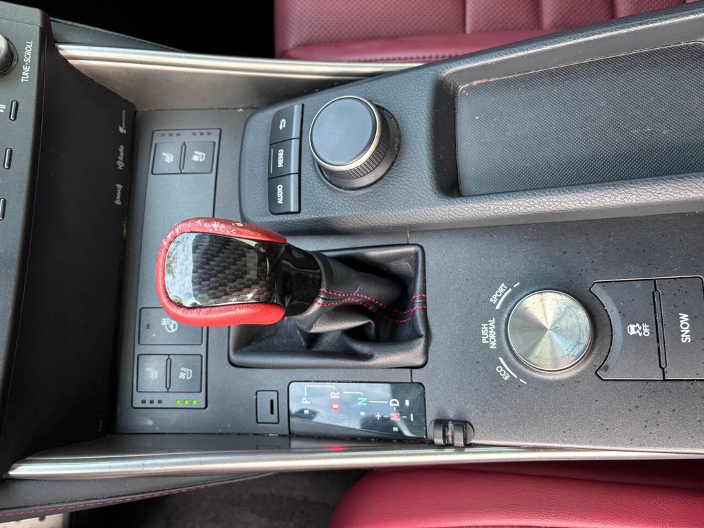 Lexus IS 200t Vehicle Full-screen Gallery Image 22