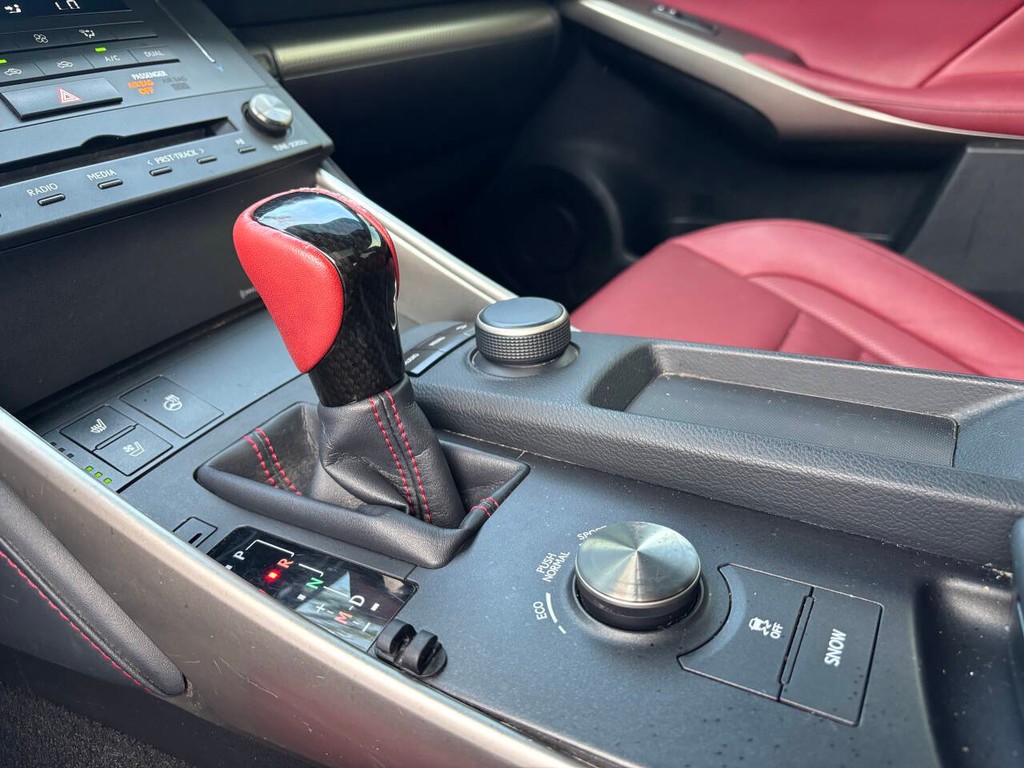Lexus IS 200t Vehicle Full-screen Gallery Image 23