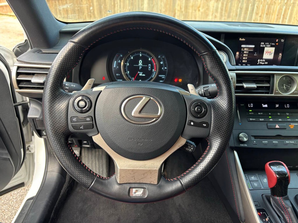 Lexus IS 200t Vehicle Full-screen Gallery Image 24