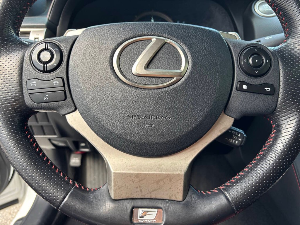 Lexus IS 200t Vehicle Full-screen Gallery Image 25