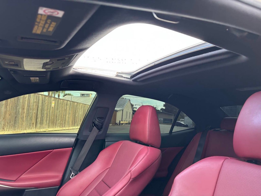 Lexus IS 200t Vehicle Full-screen Gallery Image 27