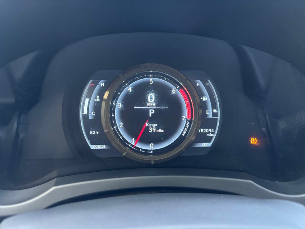 Lexus IS 200t Vehicle Full-screen Gallery Image 28