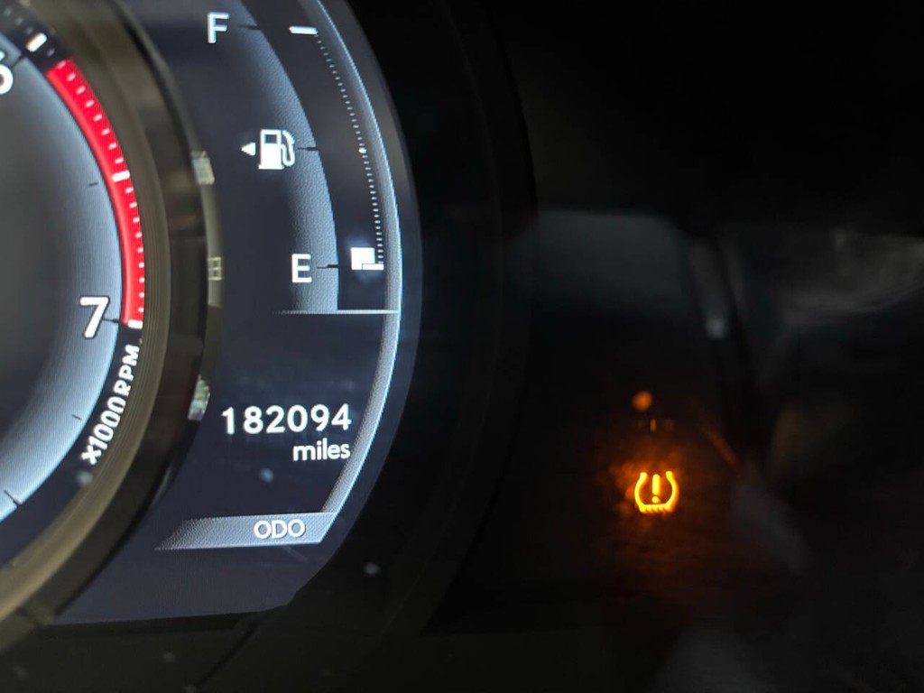 Lexus IS 200t Vehicle Full-screen Gallery Image 29