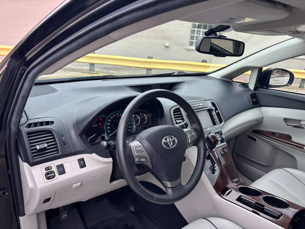 Toyota Venza Vehicle Full-screen Gallery Image 08