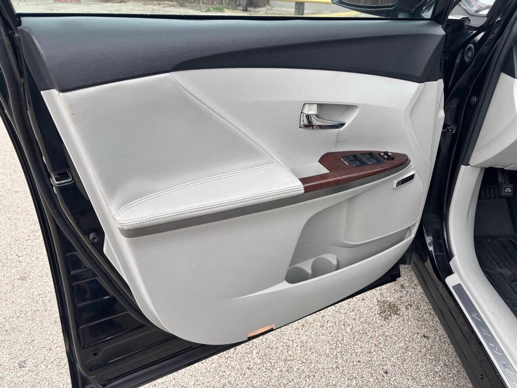 Toyota Venza Vehicle Full-screen Gallery Image 10