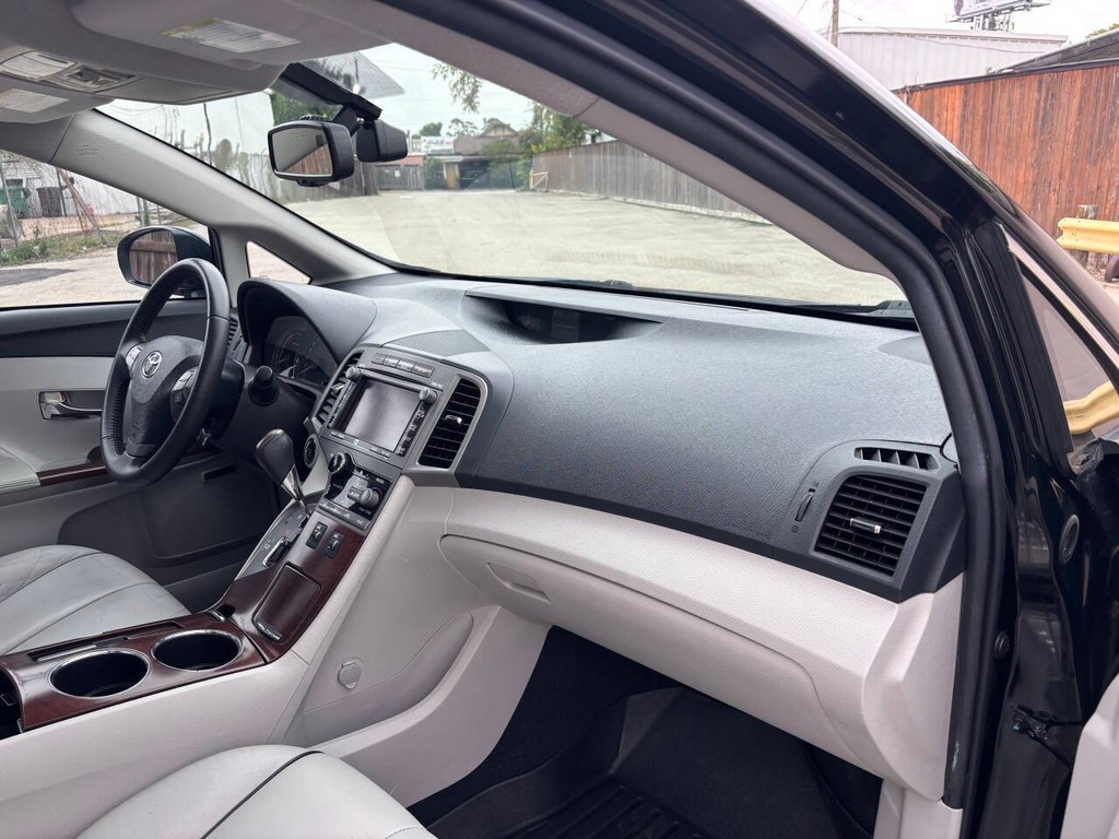 Toyota Venza Vehicle Full-screen Gallery Image 11