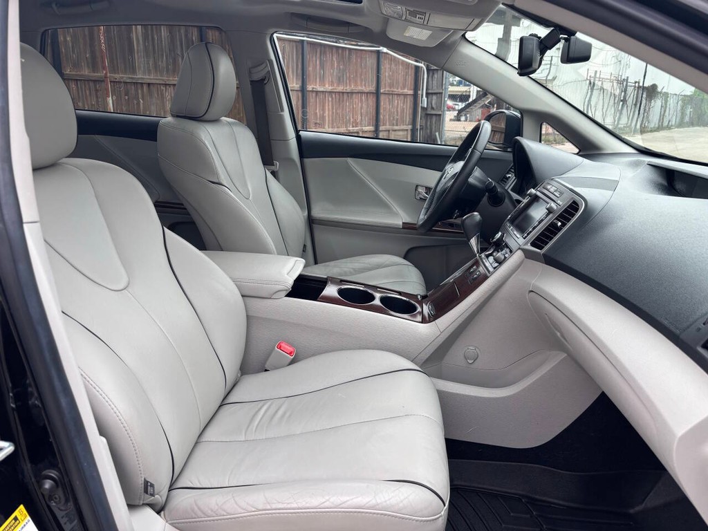 Toyota Venza Vehicle Full-screen Gallery Image 12