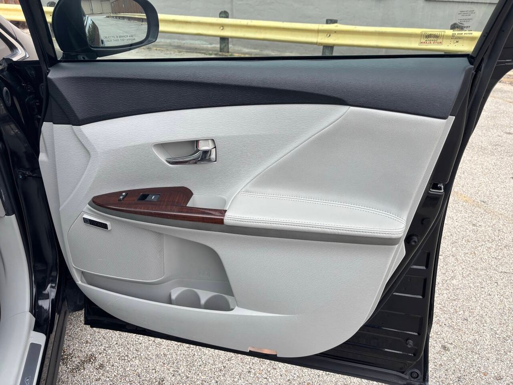 Toyota Venza Vehicle Full-screen Gallery Image 13