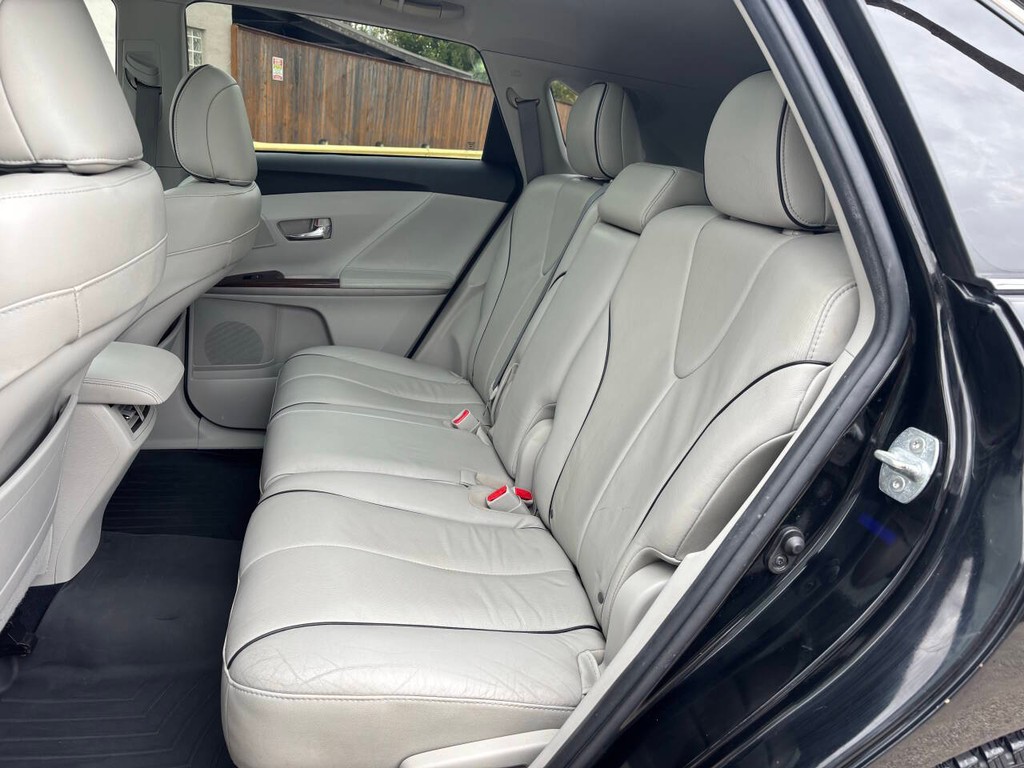 Toyota Venza Vehicle Full-screen Gallery Image 14