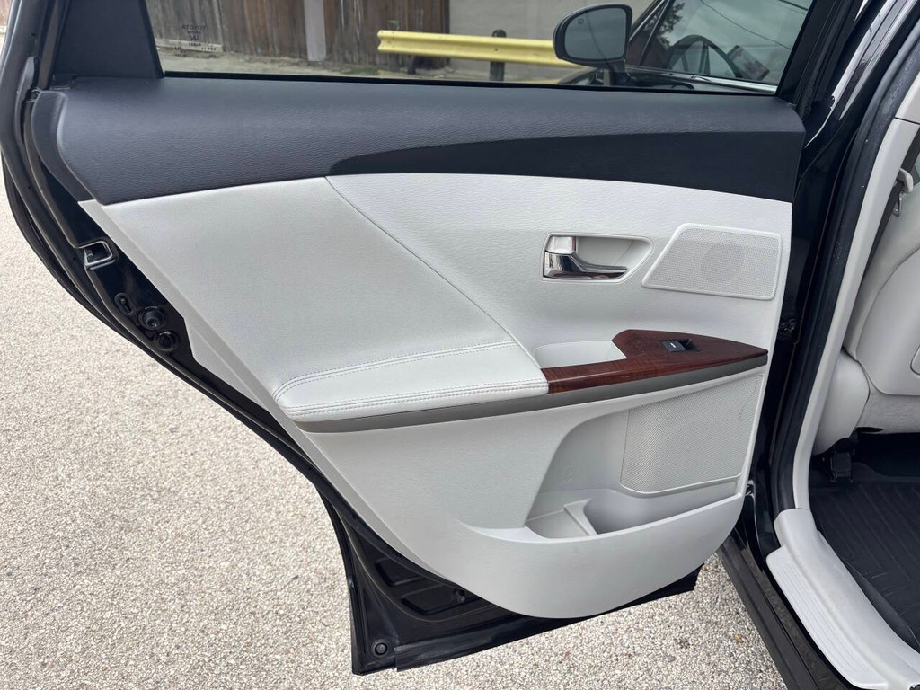 Toyota Venza Vehicle Full-screen Gallery Image 15