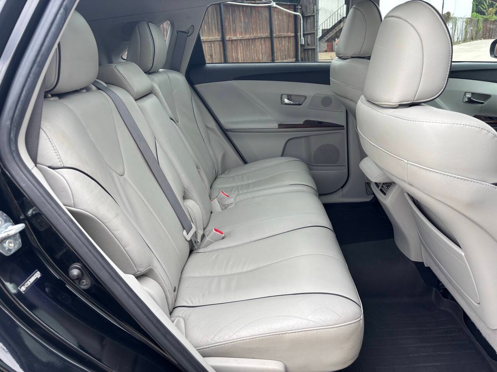 Toyota Venza Vehicle Full-screen Gallery Image 16