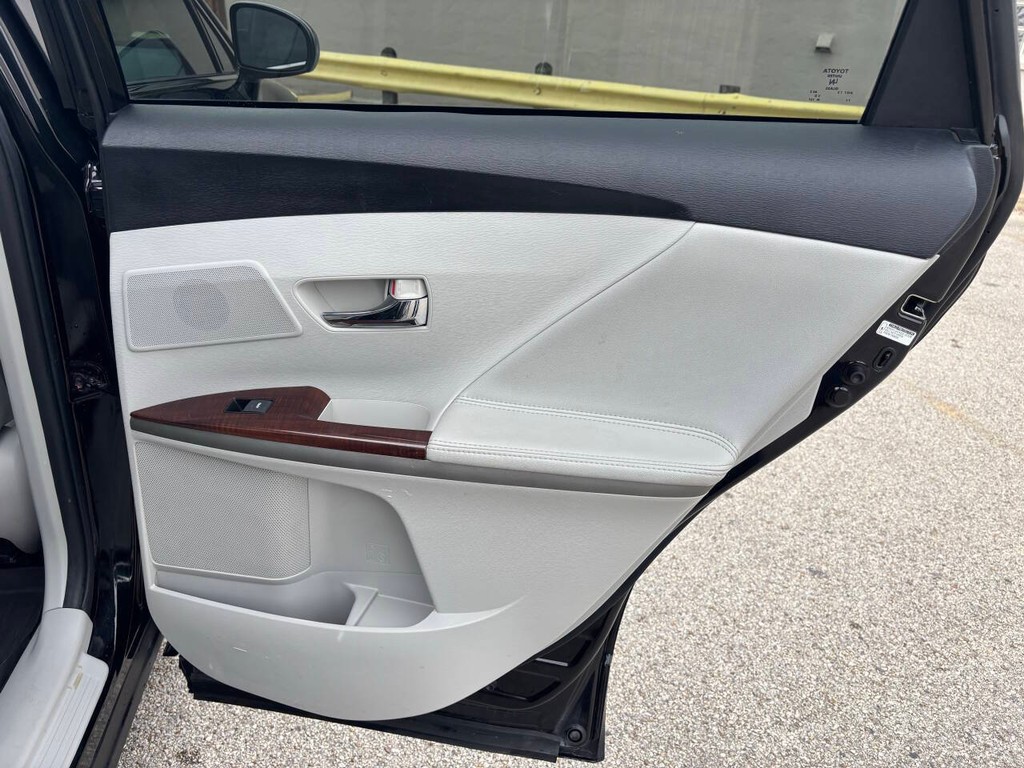 Toyota Venza Vehicle Full-screen Gallery Image 17