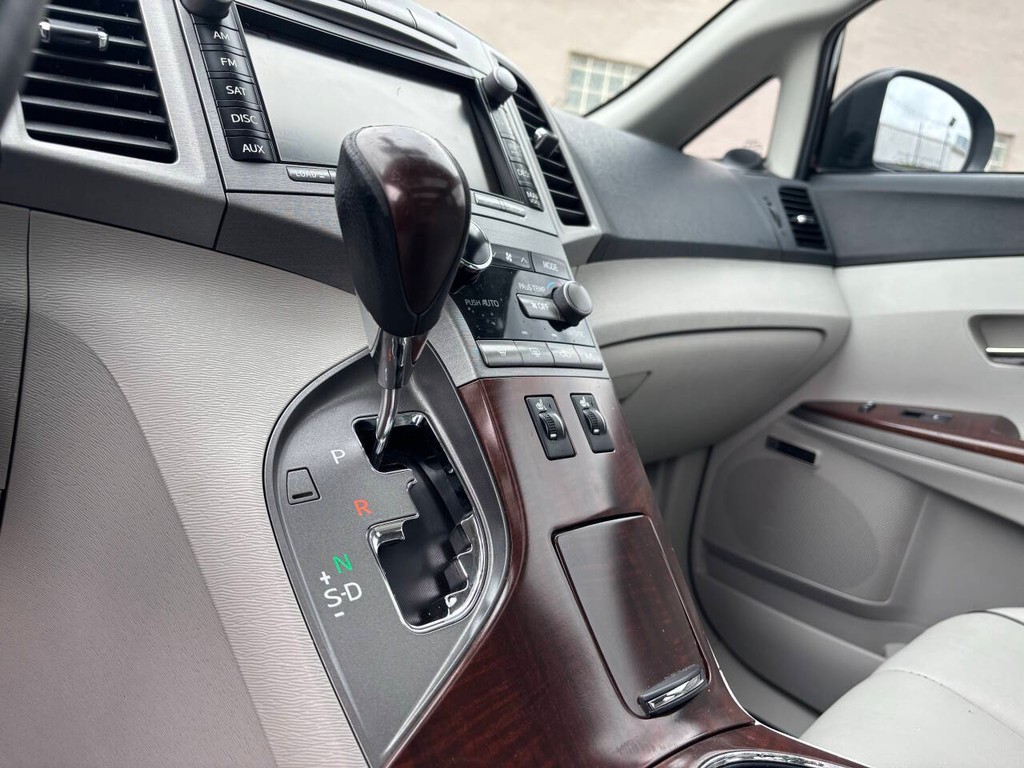 Toyota Venza Vehicle Full-screen Gallery Image 22