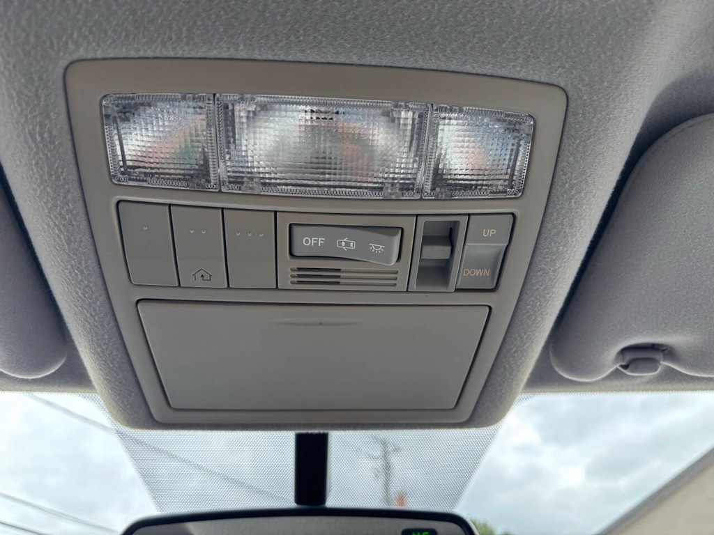 Toyota Venza Vehicle Full-screen Gallery Image 25