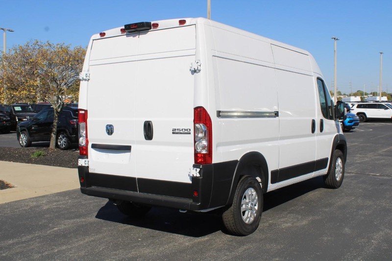 Ram ProMaster Cargo Van Vehicle Full-screen Gallery Image 3