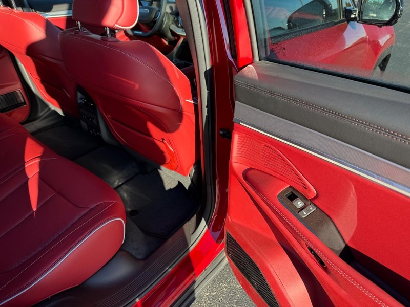 Jeep Wagoneer S Vehicle Full-screen Gallery Image 12