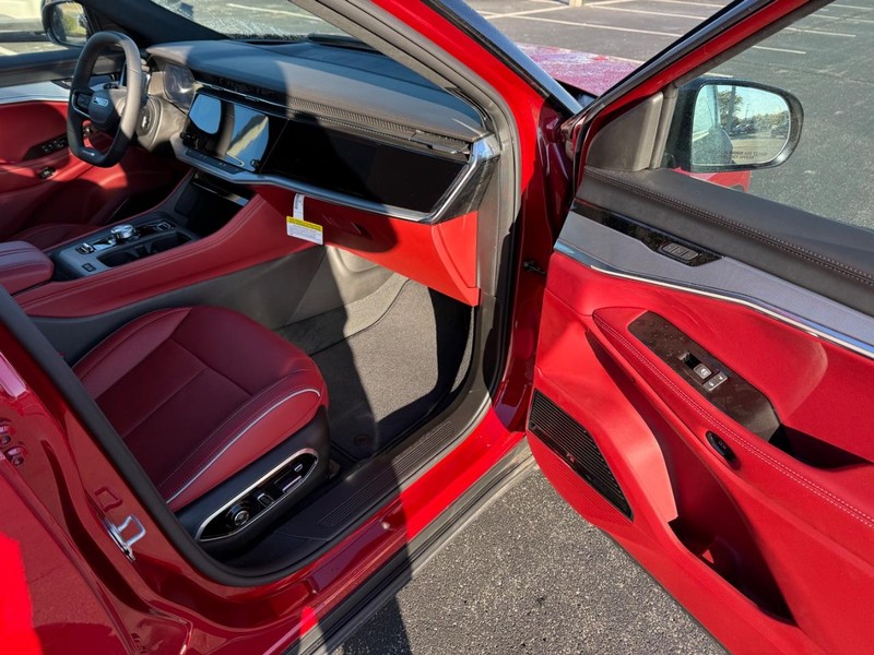 Jeep Wagoneer S Vehicle Full-screen Gallery Image 15