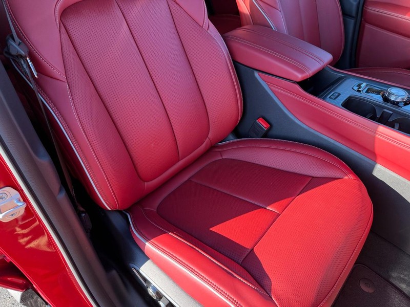 Jeep Wagoneer S Vehicle Full-screen Gallery Image 16