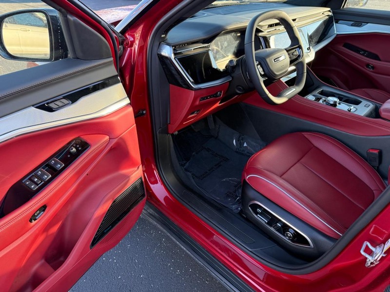 Jeep Wagoneer S Vehicle Full-screen Gallery Image 17