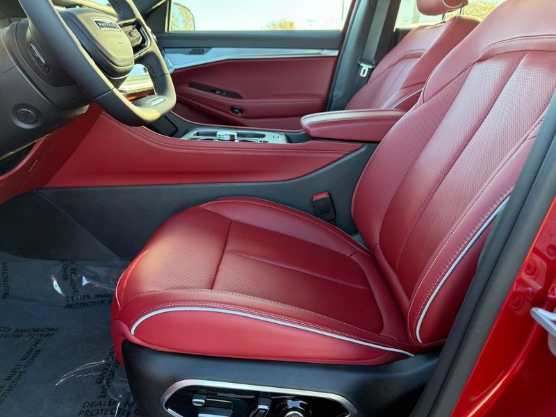 Jeep Wagoneer S Vehicle Full-screen Gallery Image 18