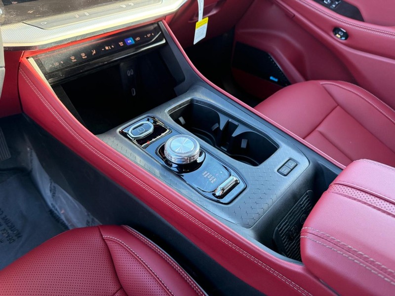 Jeep Wagoneer S Vehicle Full-screen Gallery Image 26