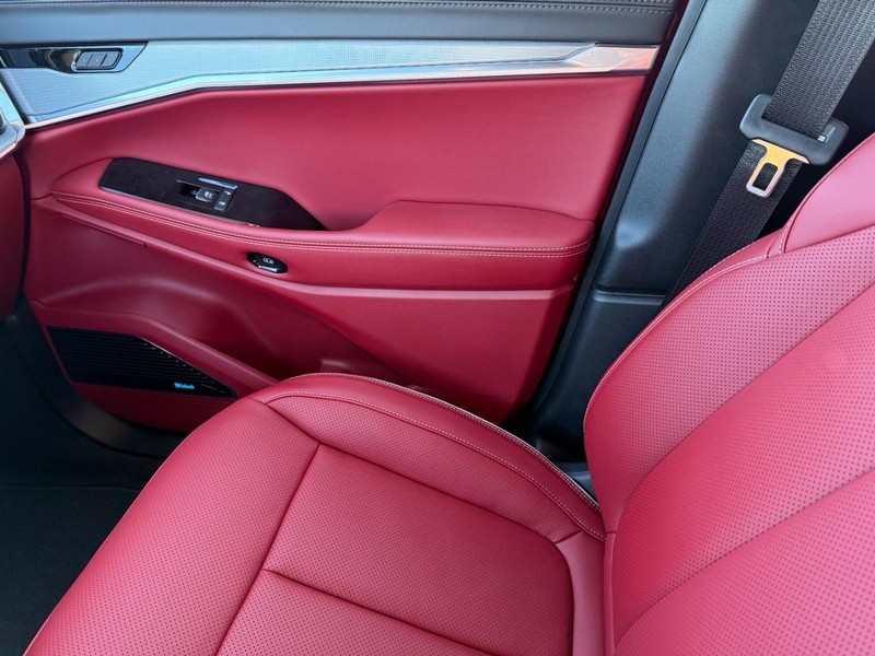 Jeep Wagoneer S Vehicle Full-screen Gallery Image 27