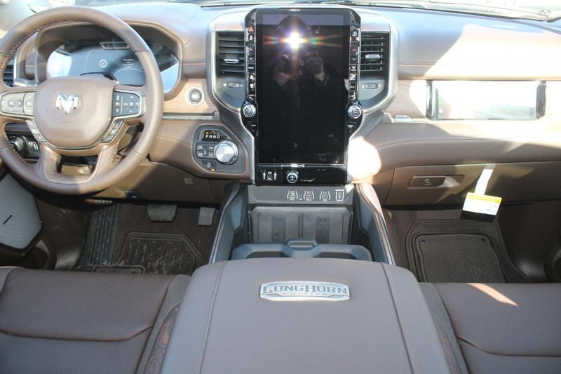 Ram 1500 Vehicle Full-screen Gallery Image 14