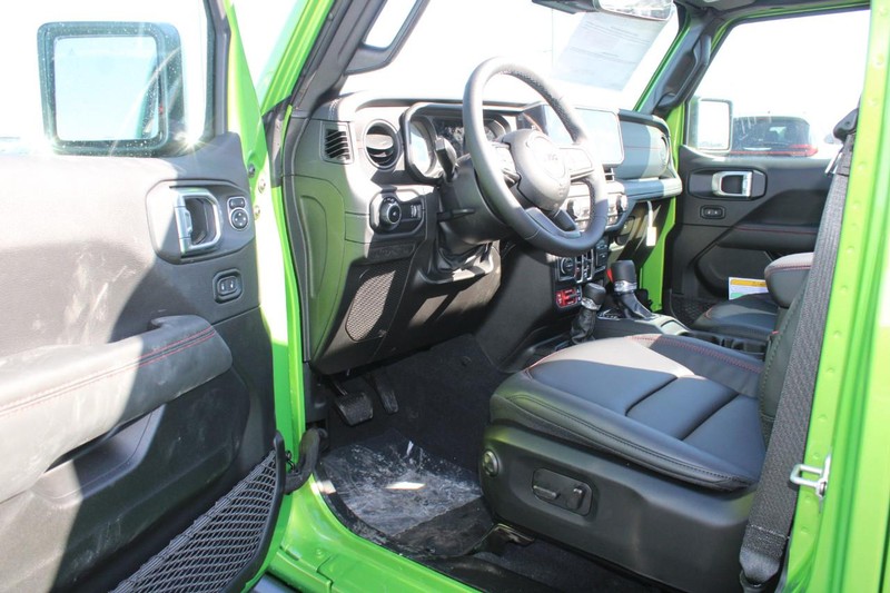 Jeep Wrangler Vehicle Full-screen Gallery Image 18