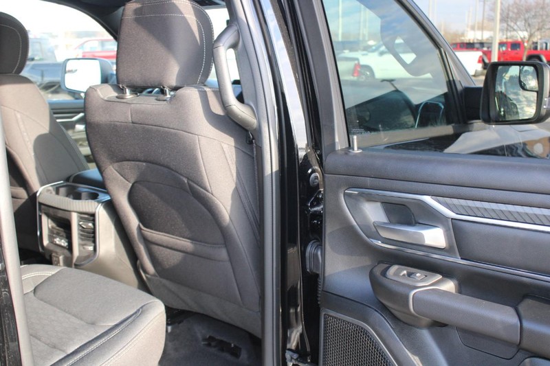 Ram 1500 Vehicle Full-screen Gallery Image 12