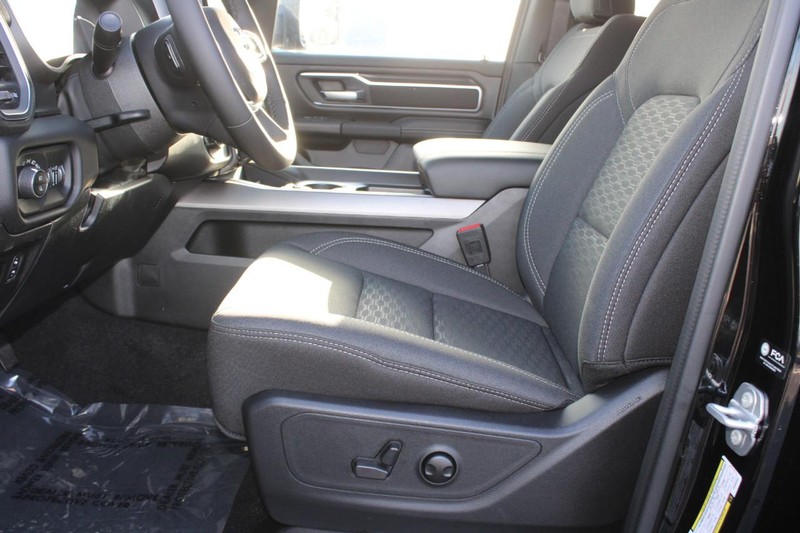 Ram 1500 Vehicle Full-screen Gallery Image 18