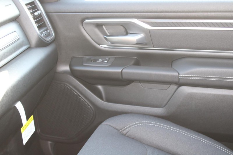 Ram 1500 Vehicle Full-screen Gallery Image 26