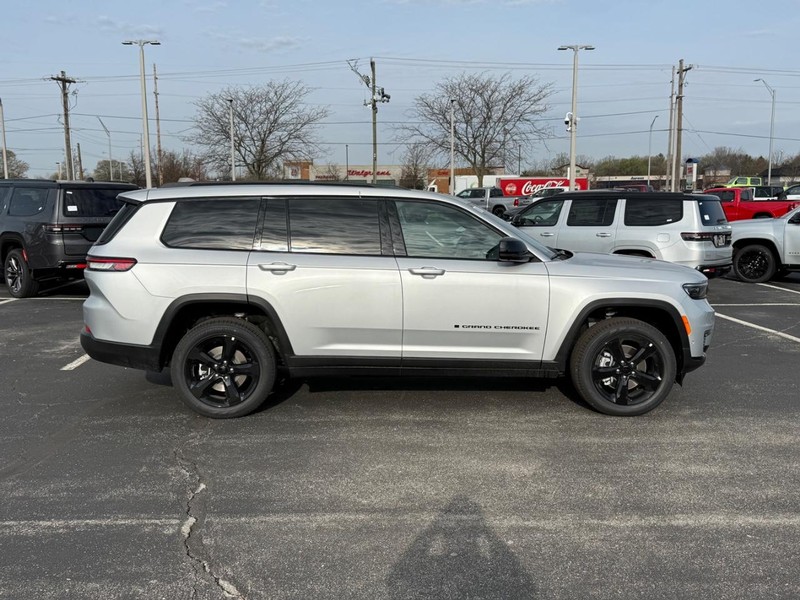 Jeep Grand Cherokee L Vehicle Full-screen Gallery Image 2