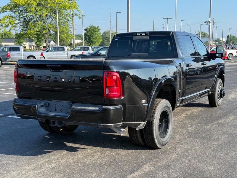 Ram 3500 Vehicle Full-screen Gallery Image 3