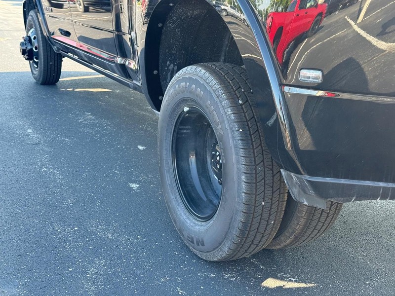 Ram 3500 Vehicle Full-screen Gallery Image 6