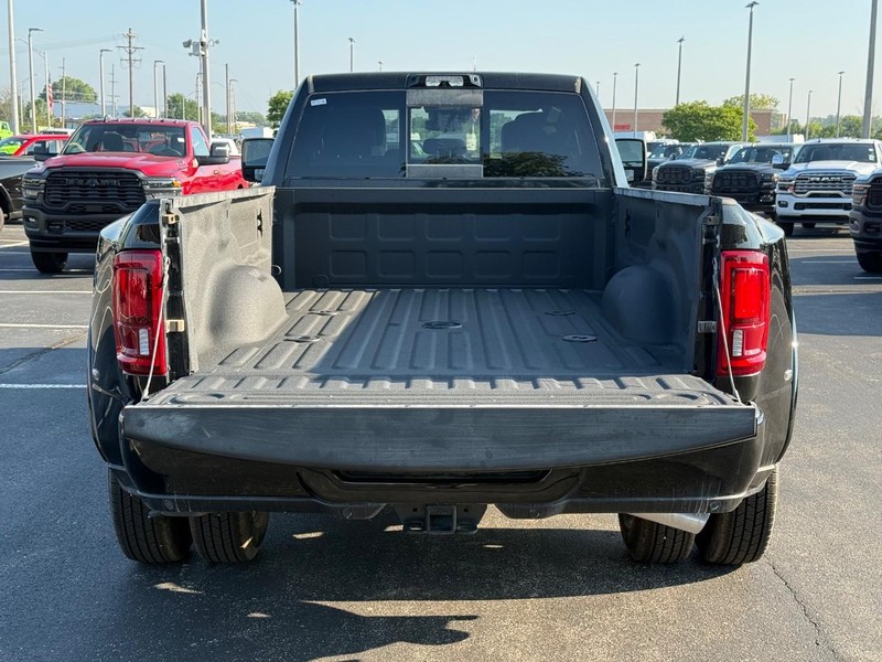 Ram 3500 Vehicle Full-screen Gallery Image 7