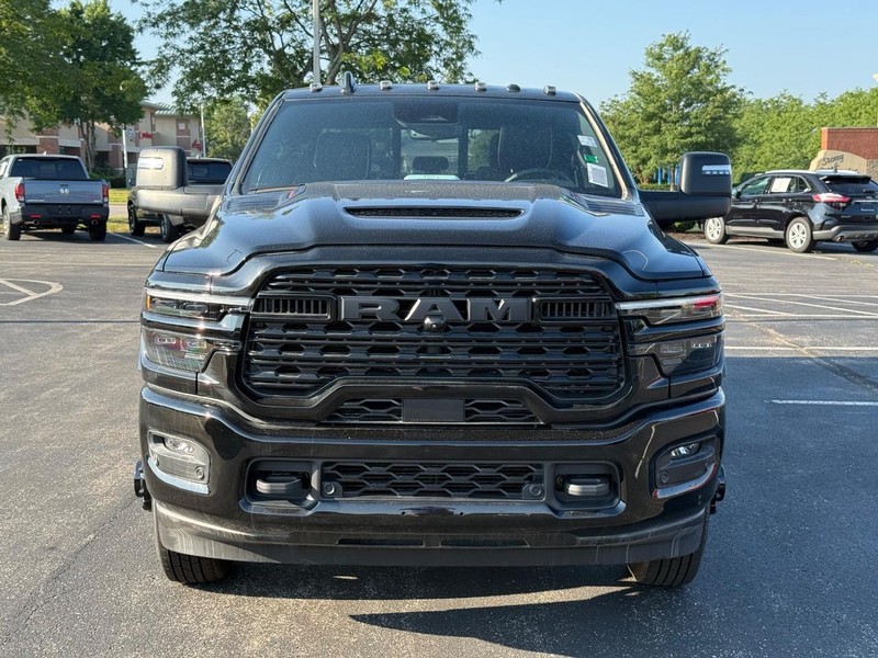 Ram 3500 Vehicle Full-screen Gallery Image 10