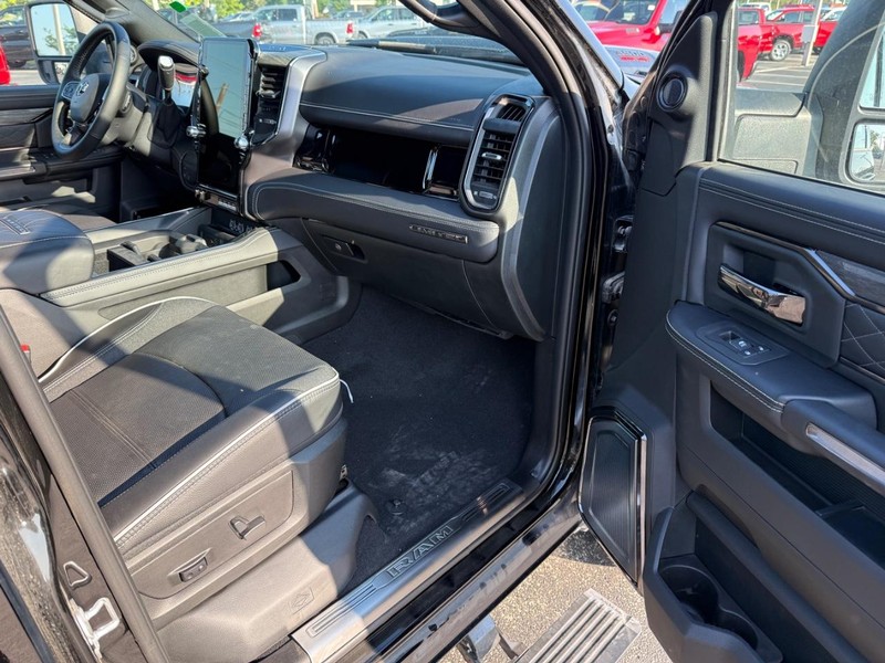 Ram 3500 Vehicle Full-screen Gallery Image 16