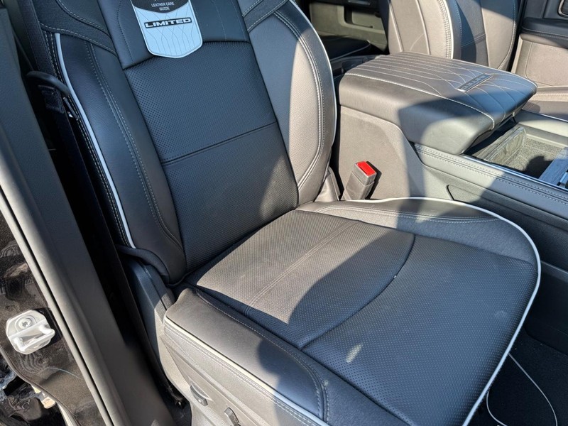 Ram 3500 Vehicle Full-screen Gallery Image 17