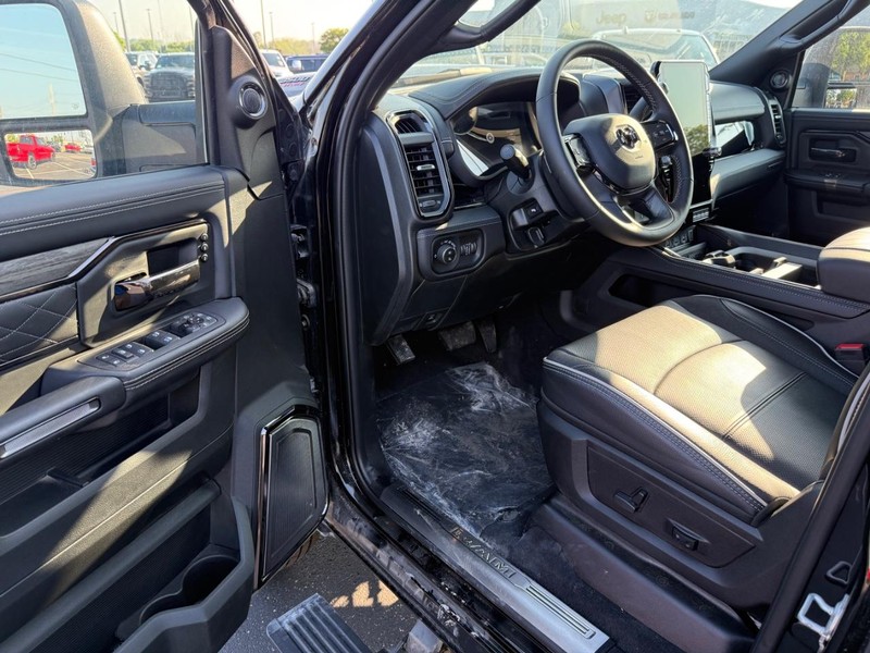Ram 3500 Vehicle Full-screen Gallery Image 18