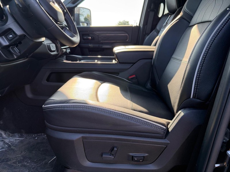 Ram 3500 Vehicle Full-screen Gallery Image 19