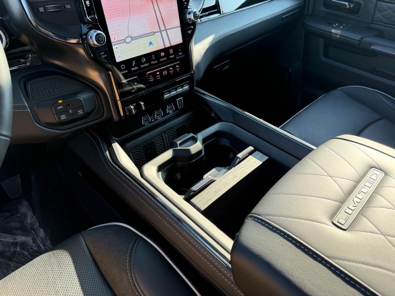 Ram 3500 Vehicle Full-screen Gallery Image 26