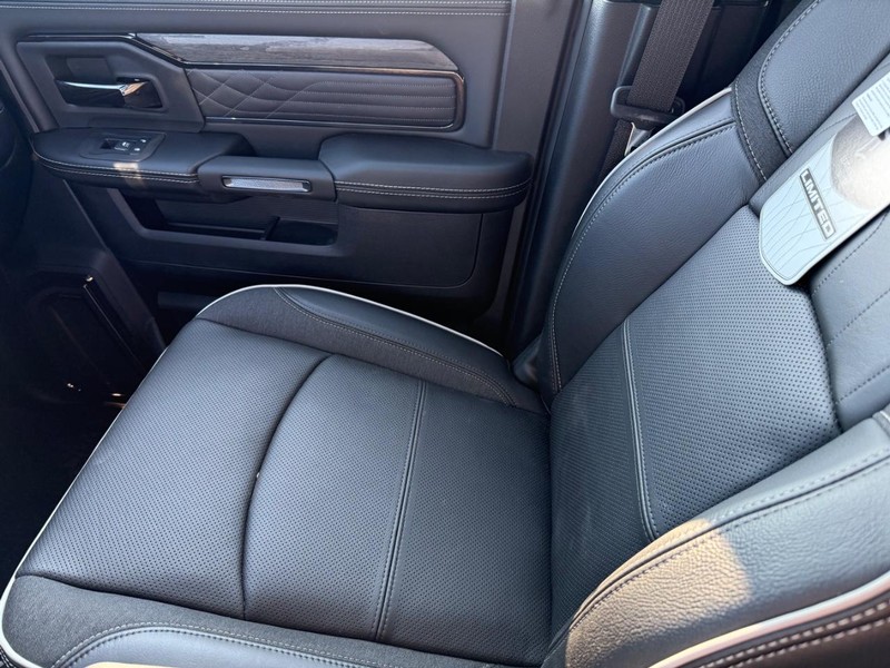 Ram 3500 Vehicle Full-screen Gallery Image 27