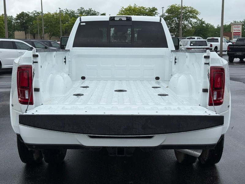 Ram 3500 Vehicle Full-screen Gallery Image 6
