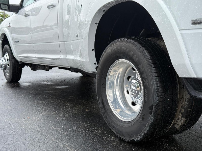 Ram 3500 Vehicle Full-screen Gallery Image 11