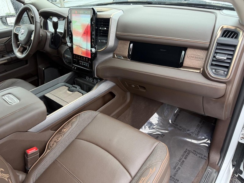 Ram 3500 Vehicle Full-screen Gallery Image 13